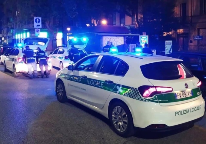 Molesta una ragazzina che passeggia con la mamma: fermato e denunciato