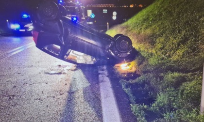 Fratelli si ribaltano con l'auto: un ferito trasportato in ospedale