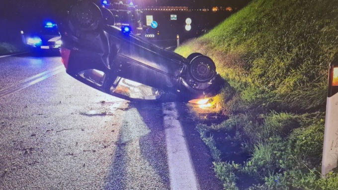 Fratelli si ribaltano con l’auto: un ferito trasportato in ospedale