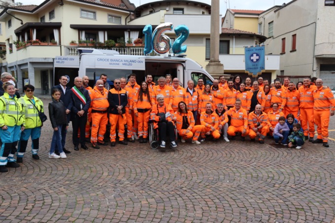 Taglio del nastro per la nuova ambulanza della Croce Bianca di Melzo: è la numero 162