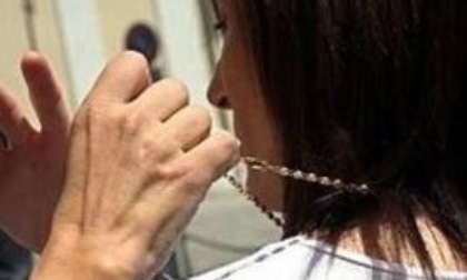 Strappano la collana d'oro dal collo di una pensionata di Melzo e scappano