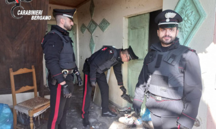 Blitz dei Carabinieri in un edificio occupato abusivamente a Chignolo