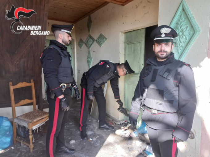 Blitz dei Carabinieri in un edificio occupato abusivamente a Chignolo