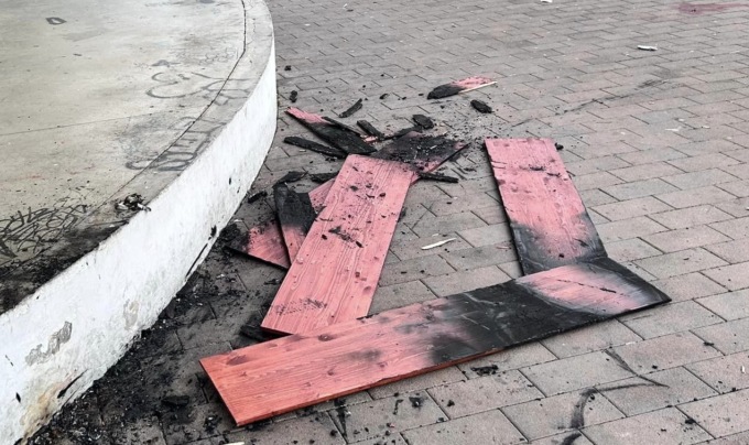 Vandali danno fuoco alla sedia rossa contro la violenza sulle donne: doveva essere inaugurata