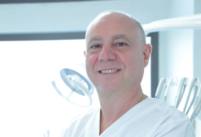 Gengive infiammate e/o denti mobili? In 48 ore puoi ritrovare il sorriso dei 20 anni: il dottor Cavellini spiega cosa fare