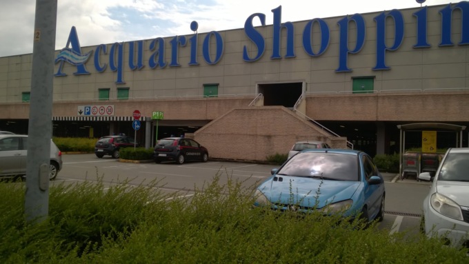 Furto notturno al centro commerciale  di Vignate: i ladri scappano con 6mila euro