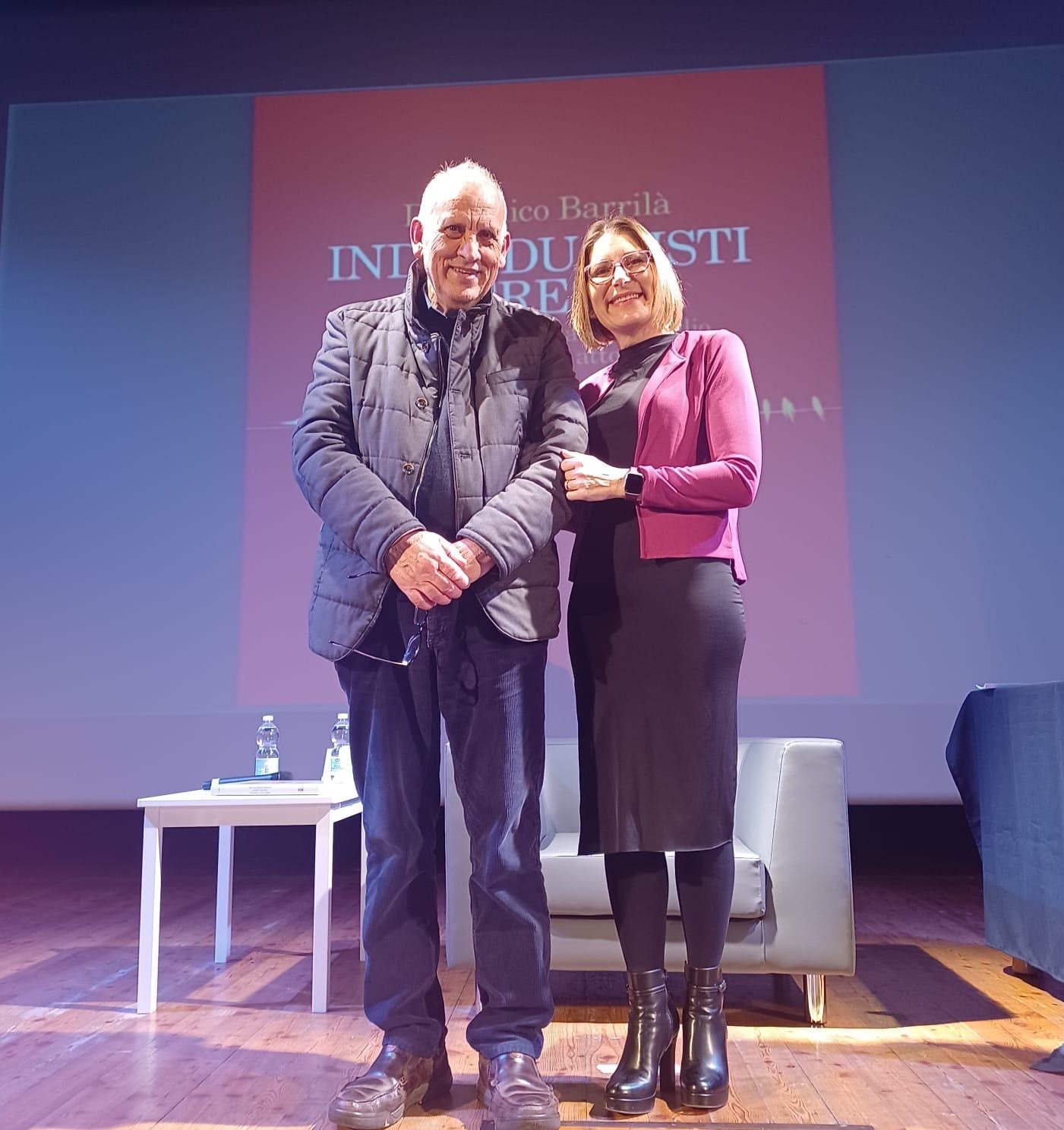 Vignate scrittore Domenico Barillà con l'assessore Debora Garrapa