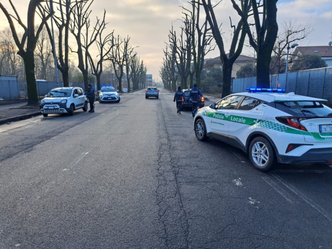 “Patente e libretto”, ma dal portafoglio gli cade una busta di marijuana