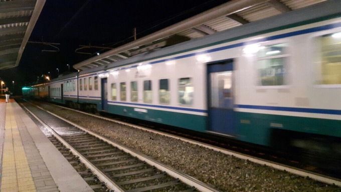 Tentata rapina in treno, ragazze aiutate da una passeggera e dalla guardia giurata