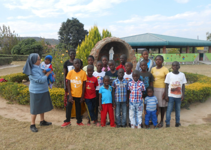 Gli Amici dello Zambia raccolgono fondi per i tetti del villaggio orfanotrofio