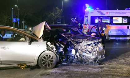 Incidente a Segrate in via Di Vittorio, schianto tra due auto e sette persone coinvolte