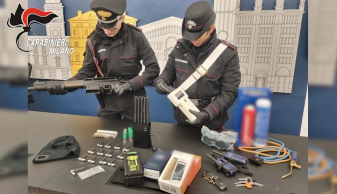 Assalti alle aziende, dodici arresti dei Carabinieri: sequestrato anche un fucile