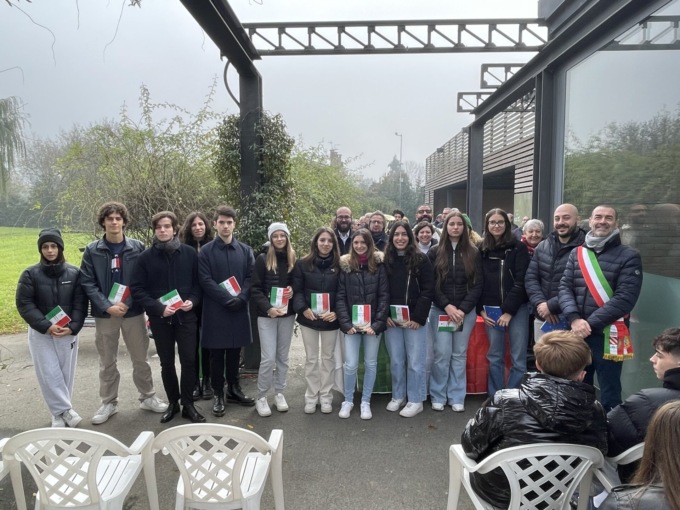 Cerimonia di consegna della Costituzione ai giovani di Liscate che hanno compiuto 14 e 18 anni