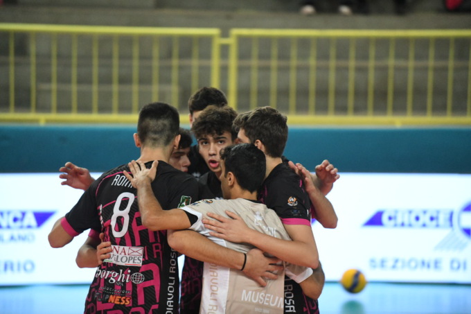 Primo punto per i Diavoli Rosa: sconfitti solo al tie-break