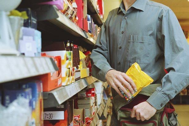 Tenta di rubare nel supermercato, 39enne milanese fermato e denunciato