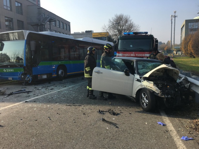 Pauroso frontale con un autobus, tre feriti soccorsi in codice rosso
