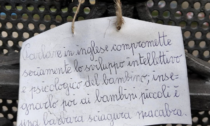 "L'inglese fa male ai bambini", protesta sul cancello della materna di Rivolta d'Adda