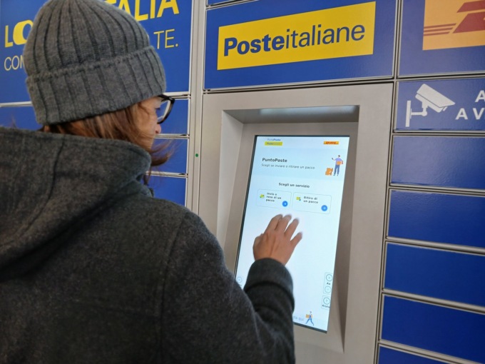 Poste Italiane: installato a Sesto San Giovanni un locker per la consegna e il ritiro dei pacchi