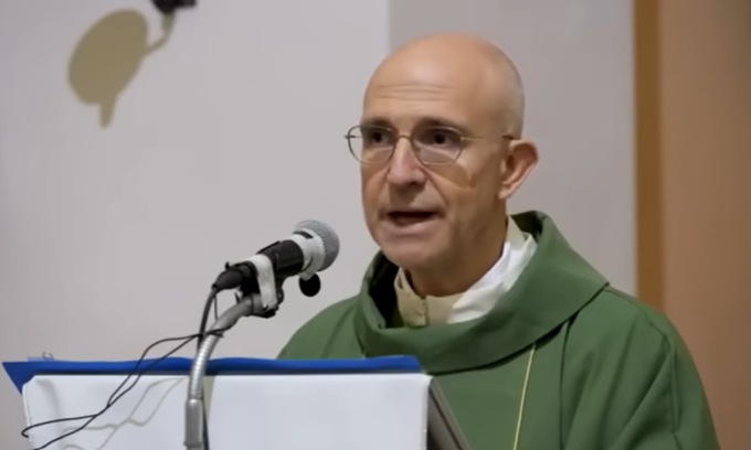 Padre Faré scomunicato per scisma, ma potrà fare ricorso: “Preghiamo per lui”