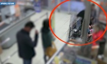 Rapina al supermercato, il video shock della siringa puntata in faccia alla cassiera: arrestato 44enne