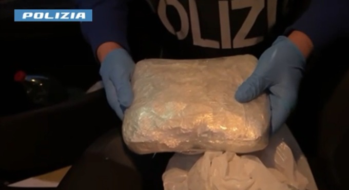 Coppia di Cassano arrestata a Como: avevano quasi 2 chili di cocaina sotto il sedile dell’auto svizzera