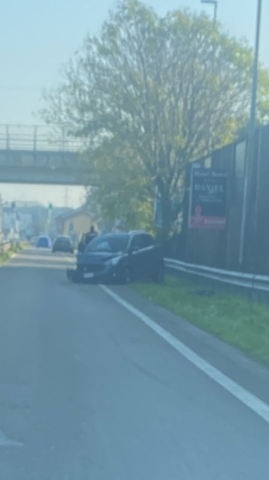 Perde il controllo sulla Sp11, sbanda e finisce fuori strada: arriva l’ambulanza