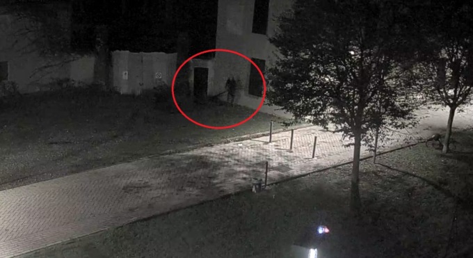 Ruba i pluviali della Cascina Triulza di Melzo e scappa in bici: beccato dalle telecamere