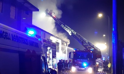 Incendio a Pioltello: a fuoco un capannone abbandonato, intervengono i pompieri