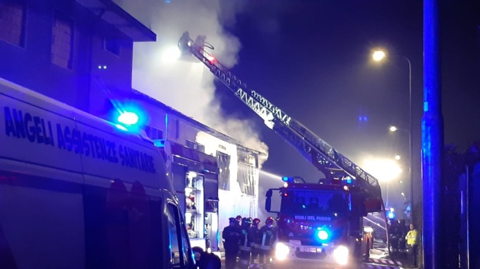 Incendio a Pioltello: a fuoco un capannone abbandonato, intervengono i pompieri