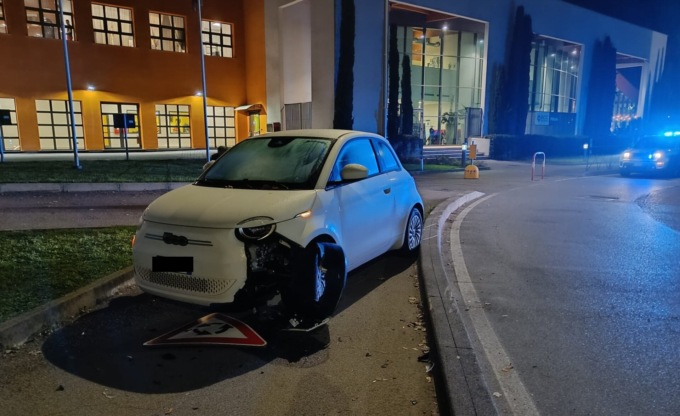 Perde il controllo dell’auto e invade la ciclabile: colpita mamma con due bimbi