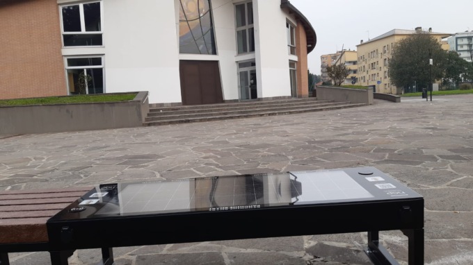 Panchine che ricaricano  gli smartphone: Pioltello è più “smartcity”