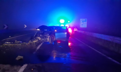 Gorgonzola, le foto del tremendo schianto di ieri sera tra un'auto e un furgone