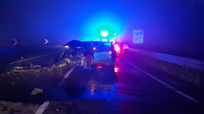 Gorgonzola, le foto del tremendo schianto di ieri sera tra un’auto e un furgone