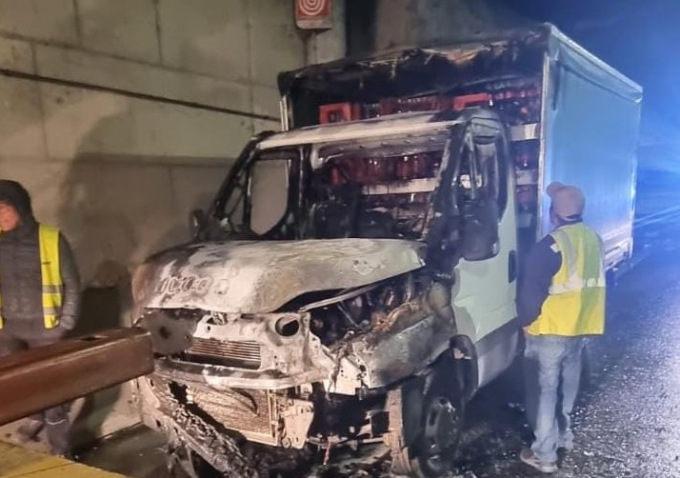 Furgoncino prende fuoco nel sottopasso di Pioltello: intervengono pompieri e Carabinieri