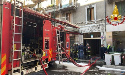 Incendio nel locale interrato: denso fumo e stabile evacuato