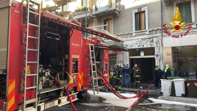 Incendio nel locale interrato: denso fumo e stabile evacuato