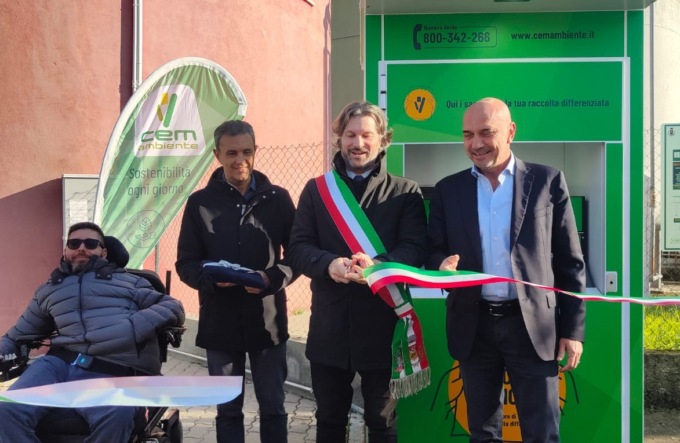 Taglio del nastro a Vignate per i distributori di Ecuosacco e Multipak di Cem