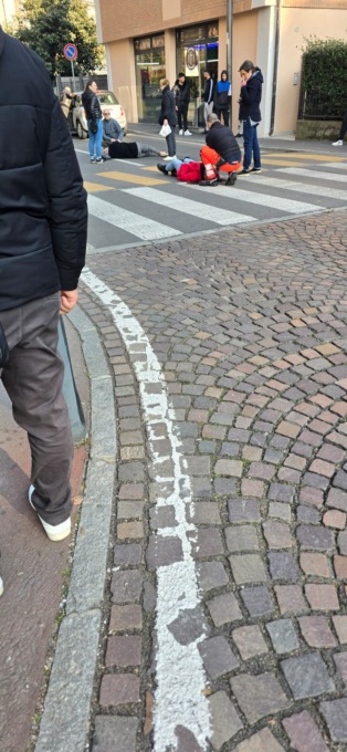 Duplice investimento sulle strisce pedonali a Cernusco sul Naviglio