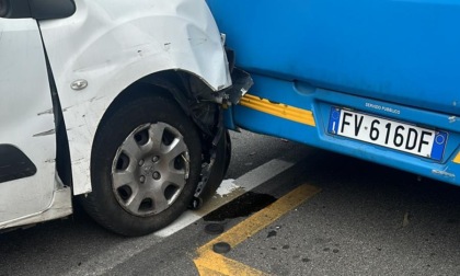 Incidente a Inzago, l'auto tampona il bus: un ferito