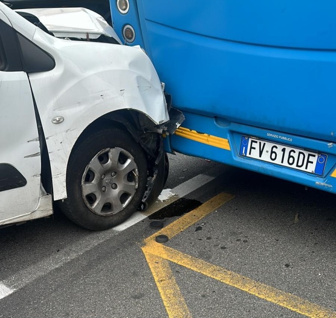 Incidente a Inzago, l’auto tampona il bus: un ferito
