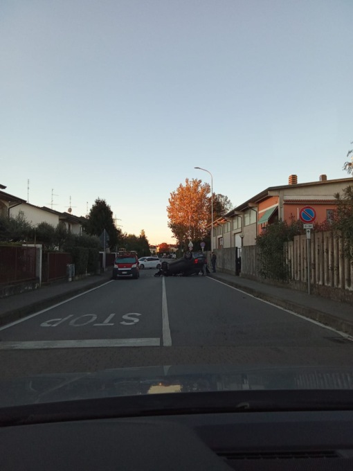 Colpisce le auto in sosta e si ribalta, momenti di paura a Truccazzano