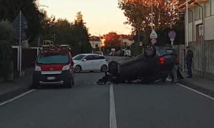 Colpisce le auto in sosta e si ribalta, momenti di paura a Truccazzano