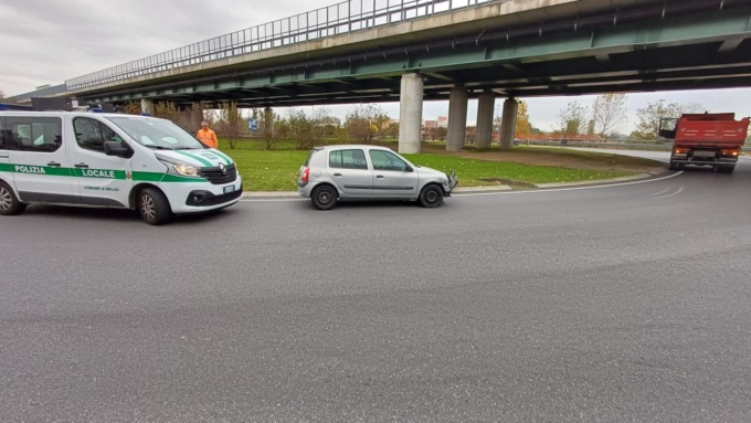 Auto contro bilico sulla rotonda di Melzo: interviene la Polizia Locale