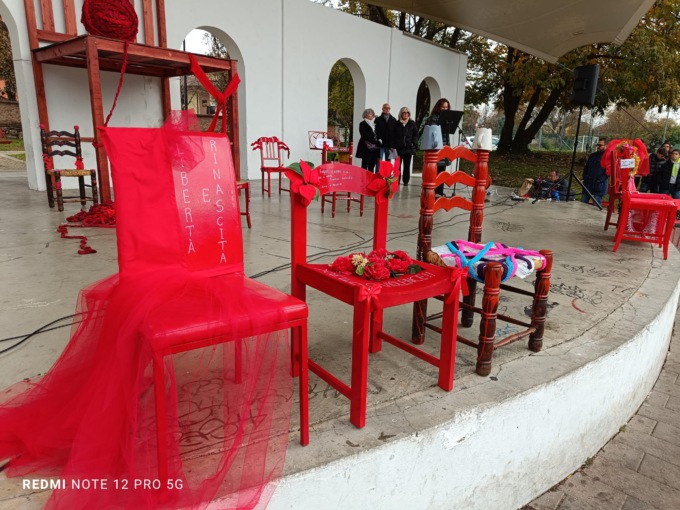 Sistemata a tempo record la sedia rossa gigante di Cernusco sul Naviglio che era stata danneggiata dai vandali