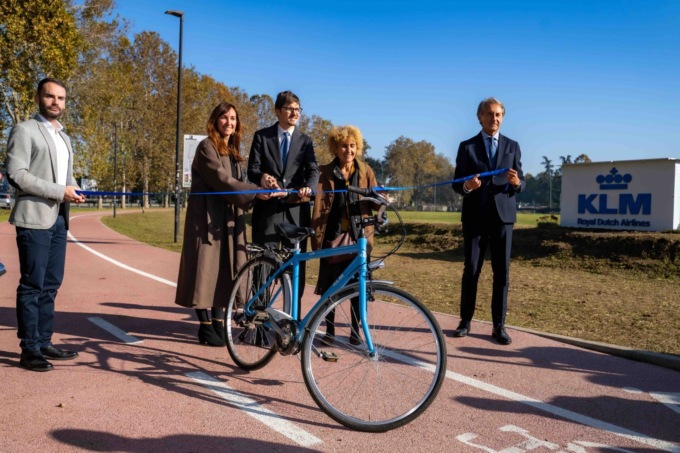 Alla ciclabile tra Linate e Milano ci pensa la compagnia aerea di bandiera olandese