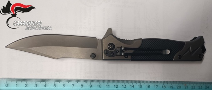 Sedicenne beccato dai Carabinieri con un coltello a serramanico