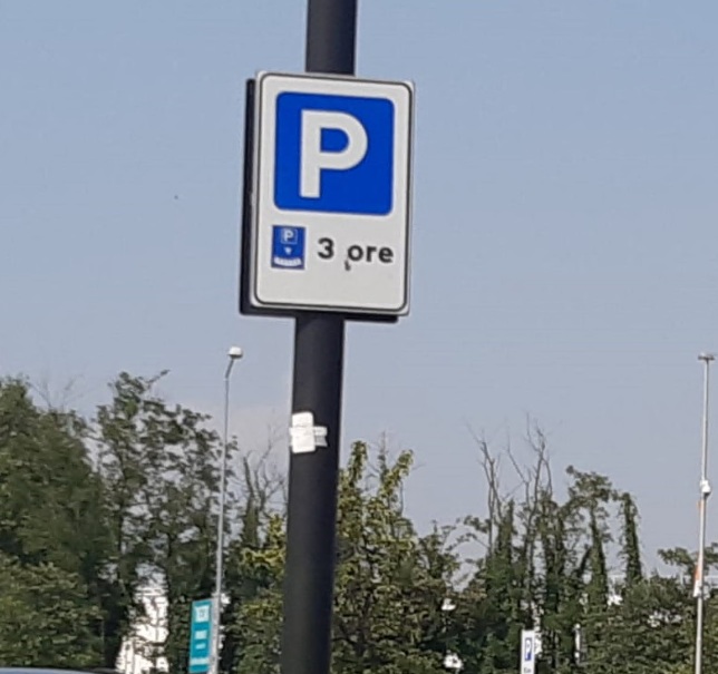 Zona disco nei parcheggi delle aree commerciali: 233 multe in due giorni