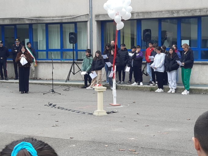 Trezzo, giornata contro la violenza sulle donne: cerimonia alla scuola media