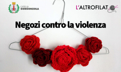 A Gorgonzola vetrine dei negozi in rosso contro la violenza sulle donne