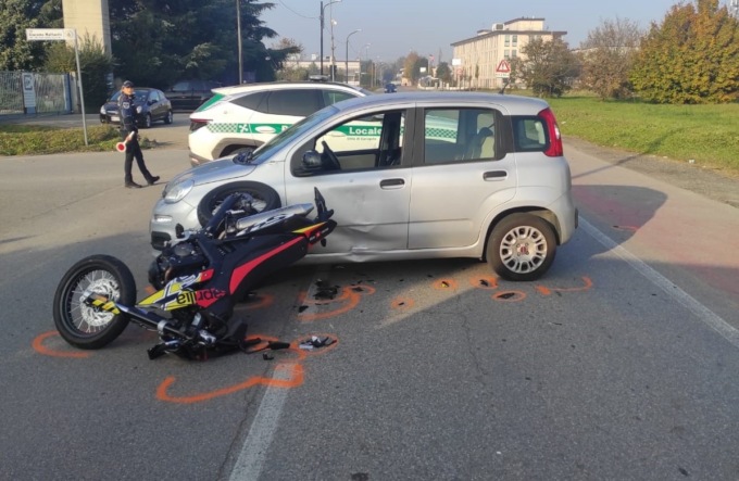 Anziana fa inversione a U: pauroso scontro con un 17enne in moto